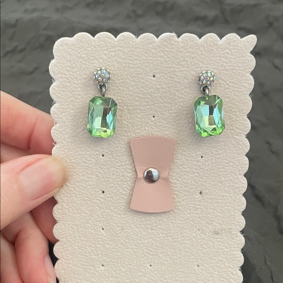 Jewelry - Elegant Green Drop Earrings